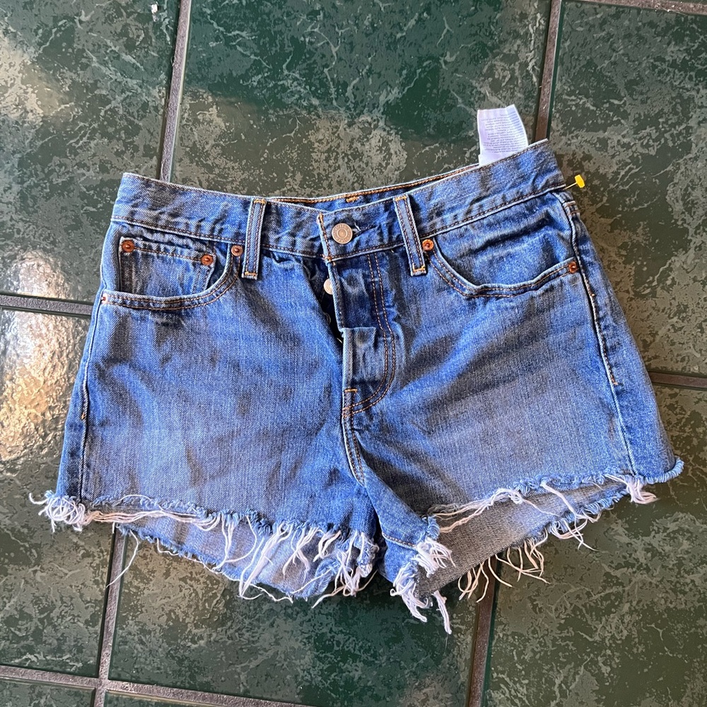Distressed short